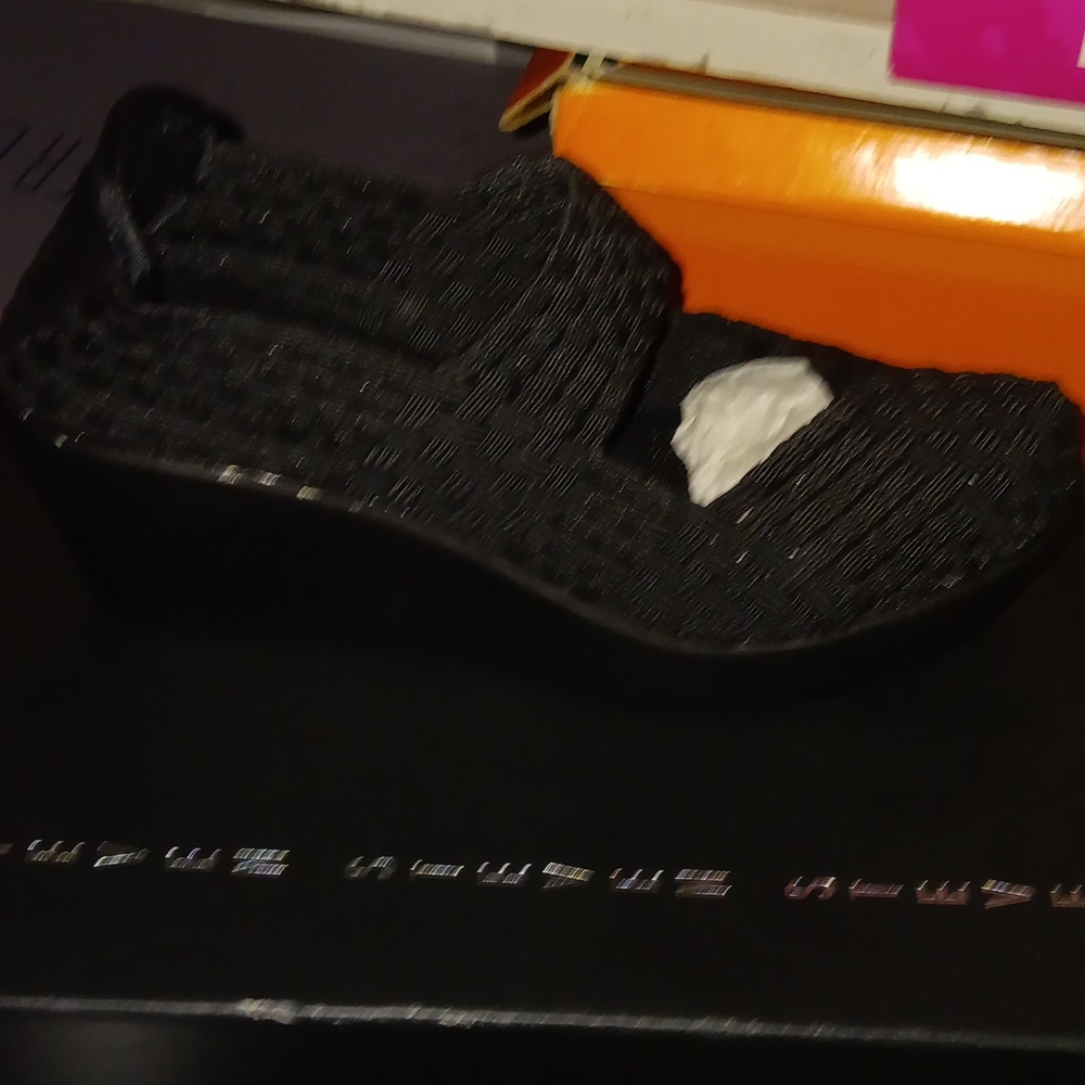 New in box Steve Madden slip on weaved material. Never worn. Very comfy!